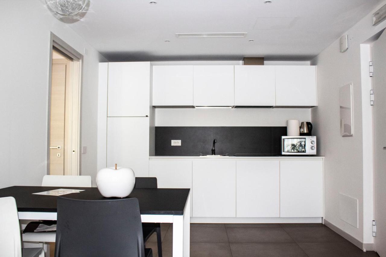 Residence Zangirolami - Luxury Garden And Balcony Apartments Riva del Garda Esterno foto